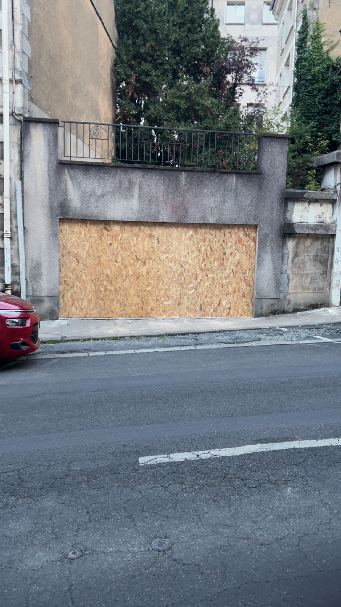 Sécurisation d'un garage avec bois après effraction