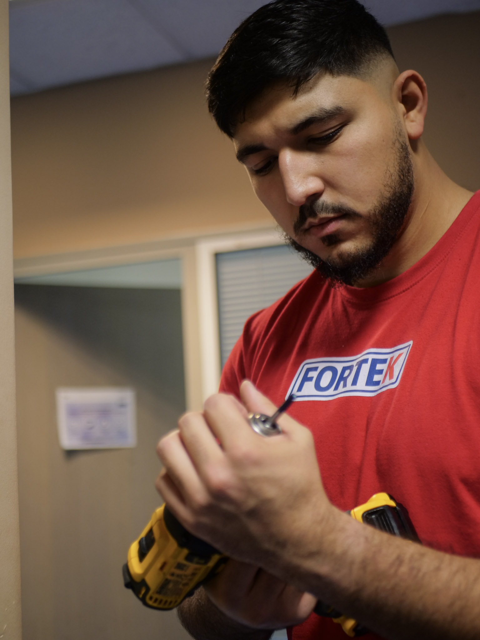 Technicien FORTEK examinant un cylindre de serrure haute sécurité - Expertise en serrurerie à Berck