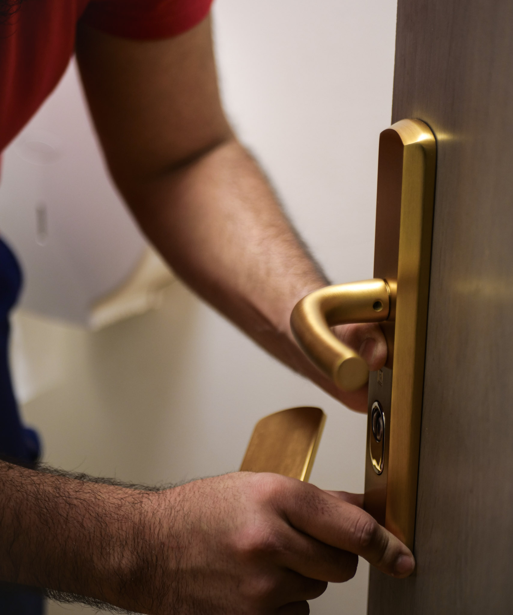 Installation poignée blindée FORTEK Berck-sur-Mer - Vue rapprochée technicien