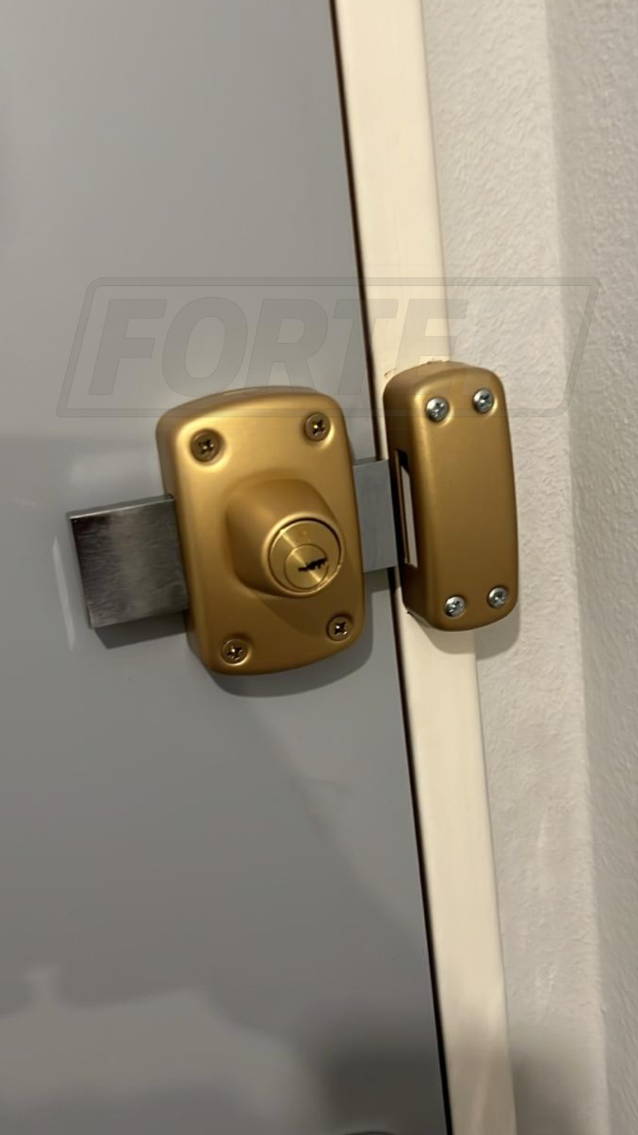 Verrou de sécurité Y8 Héraclès doré installé sur porte - Serrurier FORTEK Berck-sur-Mer